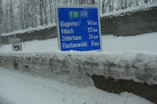 Viel Schnee auf der Autobahn bei der Anfahrt